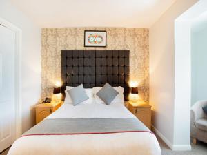 A bed or beds in a room at OYO Chilton Country Pub And Hotel 