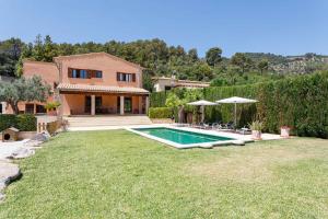 a house with a swimming pool in a yard at Sa Tanca de sa Nina in Mancor del Valle
