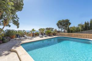 Der Swimmingpool an oder in der Nähe von Villa Cami de Aucanada