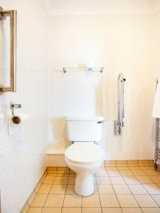A bathroom at OYO Chilton Country Pub And Hotel 