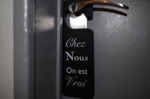 a door tag that reads chef movie on exit train at The Originals City, Hôtel Le Savoy, Caen (Inter-Hotel) in Caen