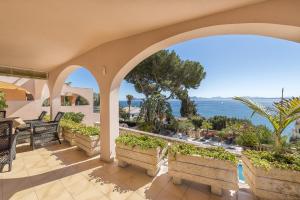 einen Balkon mit Bänken und Meerblick in der Unterkunft Villa Cami de Aucanada in Alcúdia