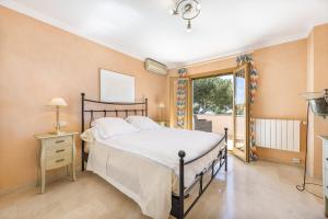 Ein Bett oder Betten in einem Zimmer der Unterkunft Villa Cami de Aucanada