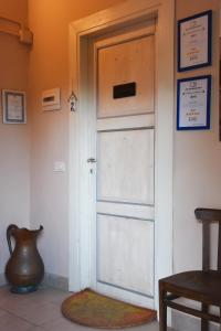 Una porta in una stanza con un vaso accanto di B&B via Roma a Bernate Ticino