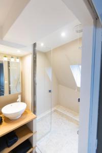 a bathroom with a sink and a shower at Sweet Home Rennes Centre Historique 65 m2 in Rennes