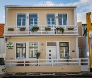een gebouw met potplanten op de balkons bij Casa de Hospedes Isaias in Angra do Heroísmo