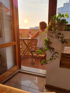 Balkón nebo terasa v ubytování Ostia Loft fronte mare + 18 fotografií