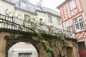 un arco frente a un edificio con edificios en Sweet Home Rennes Centre Historique 65 m2, en Rennes