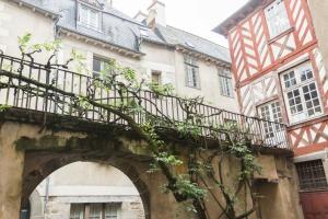 an archway in front of a building with buildings at Sweet Home Rennes Centre Historique 65 m2 in Rennes