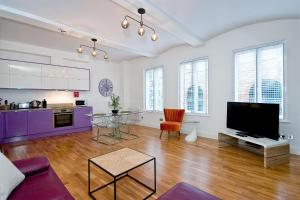- un salon avec un canapé et une télévision dans l'établissement Mulberry Flat 3 - One bedroom 2nd floor by City Living London, à Londres