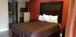 A bed or beds in a room at Santa Fe Inn Los Angeles