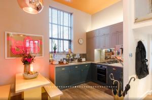 Gallery image of Neon Melody - Playful 2 Bedrooms by London Bridge in London