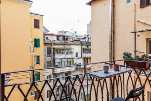 - un balcon avec une table, des chaises et des bâtiments dans l'établissement Minerva's Place, à Rome