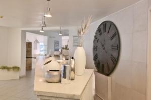 duży zegar na ścianie w pokoju w obiekcie Ahr Hotel Villa Alighieri w mieście Stra