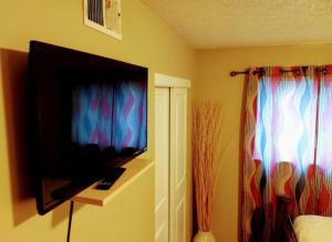 um quarto com uma televisão de ecrã plano na parede em Short North/OSU Pet Friendly! em Columbus