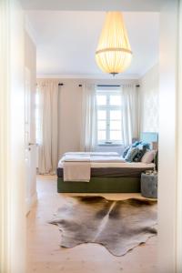een slaapkamer met een bed en een groot raam bij Gutshaus Volzrade Boutique Hotel in Lübtheen