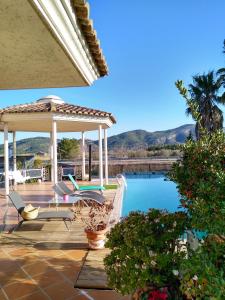 patio z altaną i basenem w obiekcie Villa los Angeles Piscine privée 16 pers w mieście Sant Mateu