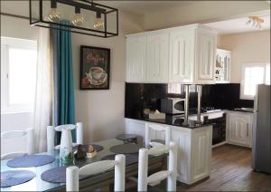 Kuchyň nebo kuchyňský kout v ubytování Palmar Beach Villa
