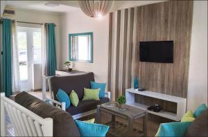 TV a/nebo společenská místnost v ubytování Palmar Beach Villa