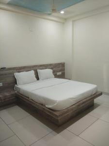 a bedroom with a large bed in a room at Hotel Dwarawati in Dwarka