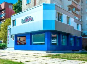un edificio con facciata blu e bianca di Family Hotel Dalis a Sofia