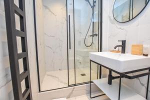 a bathroom with a sink and a shower at CMG Porte Maillot/ Saint-Ferdinand in Paris