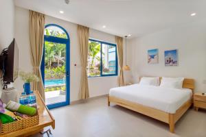 Giường trong phòng chung tại Santorin HoiAn Villa