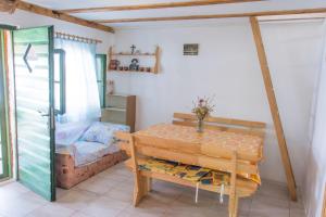 Habitación pequeña con mesa y cama en House Starfish en Pašman