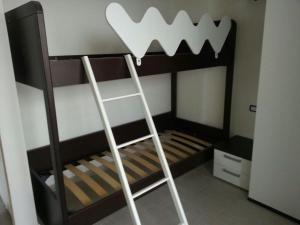 卡斯特爾薩多的住宿－Miramare Castello，客房内带梯子的 ⁇ 蝠侠双层床