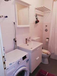 a bathroom with a washing machine and a washer at Ferienwohnung - Apartment mit Balkon in Halle-Saale, Trotha in Halle an der Saale