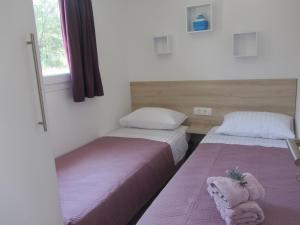 Postel nebo postele na pokoji v ubytování Mobile home Opal 1