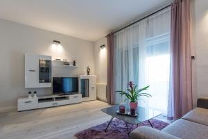 Televízia a/alebo spoločenská miestnosť v ubytovaní House Moonstone