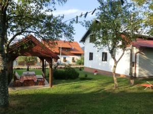 Vonkajšia záhrada v ubytovaní Ethno House Izvor