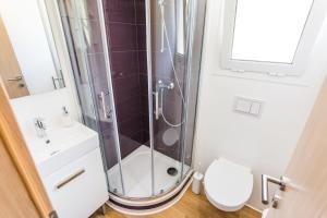 Kúpeľňa v ubytovaní Mobile home Opal 2 + 16 fotografií