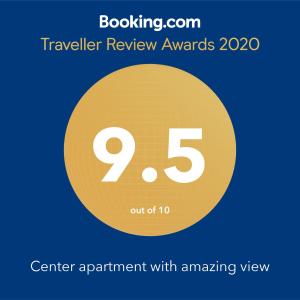 Una señal que lee "Traveler Review Awards" con una cita en el centro con una vista increíble. en Center apartment with amazing view en Sofía