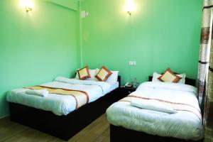Ένα ή περισσότερα κρεβάτια σε δωμάτιο στο Hotel Pokhara Paradise