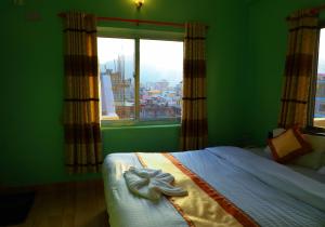 Ένα ή περισσότερα κρεβάτια σε δωμάτιο στο Hotel Pokhara Paradise