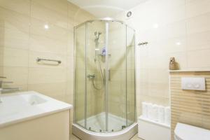 uma casa de banho com um chuveiro e um lavatório. em Apartment Songbird em Biograd na Moru