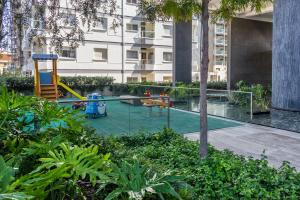 um parque infantil num pátio num edifício em Carmencita Studio B14 with pool & gym em Limassol