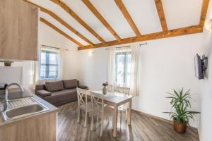 Kuchyňa alebo kuchynka v ubytovaní Apartments Tarragon