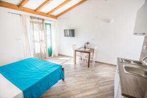 Televízia a/alebo spoločenská miestnosť v ubytovaní Apartments Tarragon