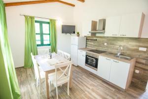 Kuchyňa alebo kuchynka v ubytovaní Apartments Tarragon