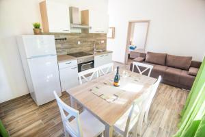 Kuchyňa alebo kuchynka v ubytovaní Apartments Tarragon