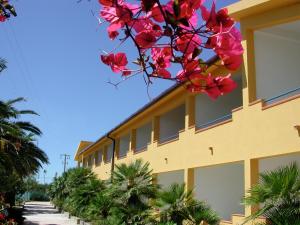 un bâtiment avec un bouquet de fleurs roses dans l'établissement Baiarenella Residence, à Sciacca