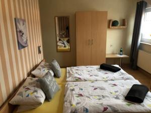 a bedroom with two beds in a room at Gästehaus Falkenstein in Niedenstein