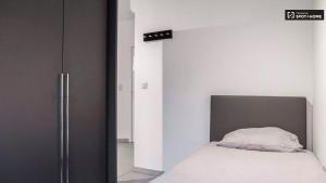 Schlafzimmer mit einem Bett und einer Glasschiebetür in der Unterkunft Quartier des Quais Dansaert in Brüssel