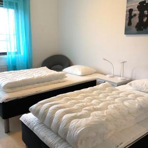 twee bedden naast elkaar in een slaapkamer bij Gotlands Idrottscenter Vandrarhem in Fårösund