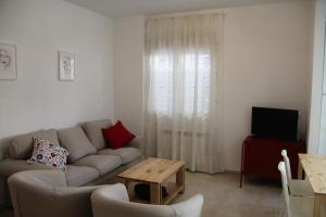 sala de estar con sofá y mesa en Apartamento Iris, en Córdoba