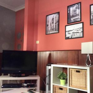 Telewizja i/lub zestaw kina domowego w obiekcie Casa Garome 14 PARKING GRATIS