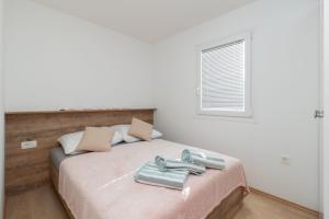sypialnia z łóżkiem i dwoma ręcznikami na nim w obiekcie Mobile home Sea Lion w mieście Pašman